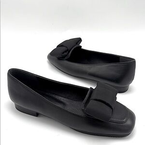 Sue Comma Bonnie black leather loafers size 7 bow